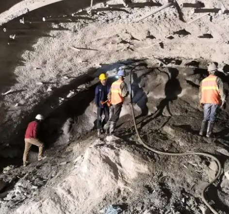 图们拱顶带模注浆料的施工流程及注意事项